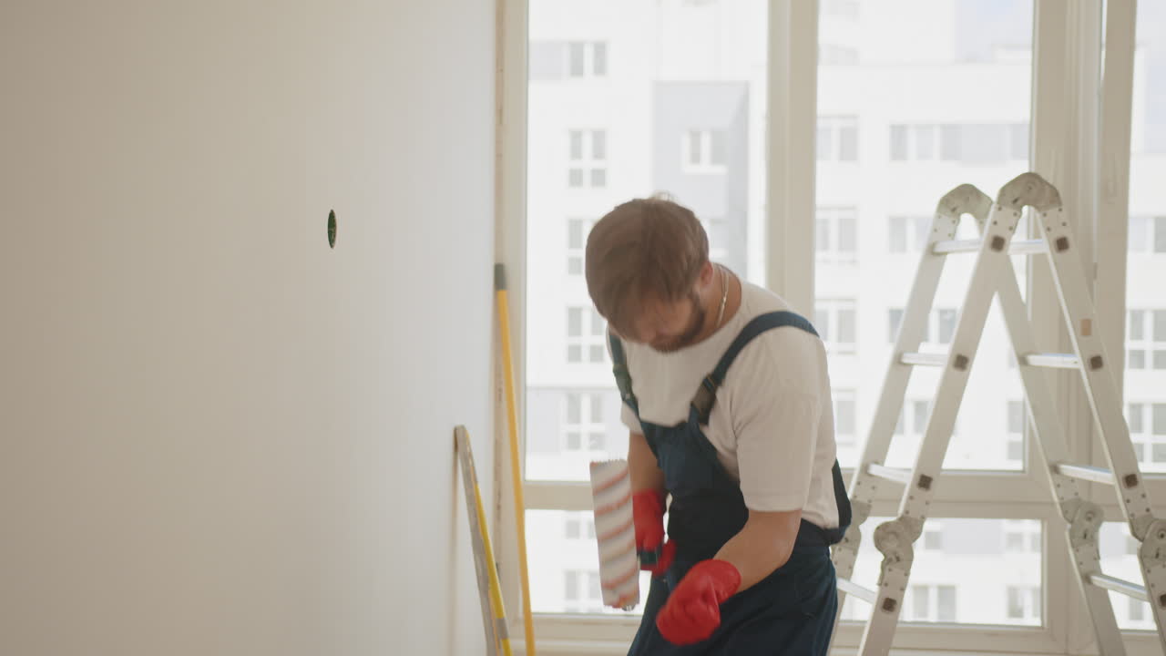 pintor feliz bailando durante la renovación