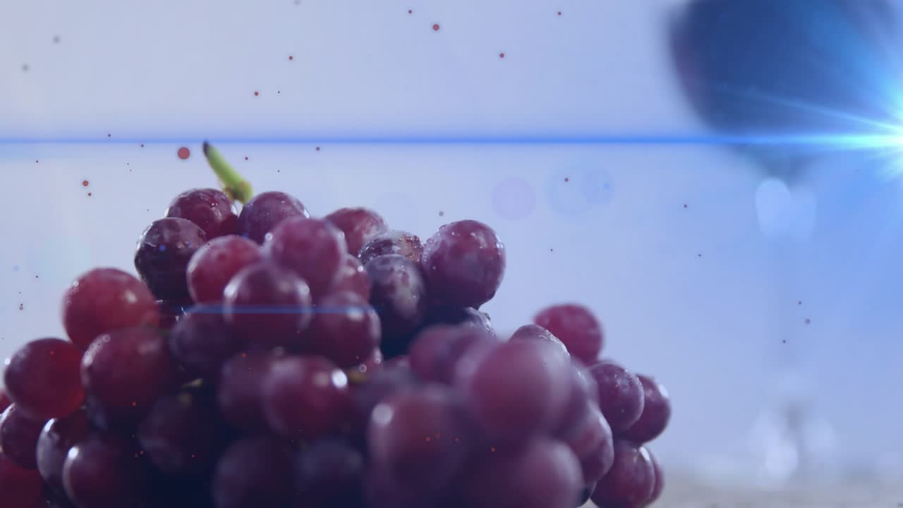 파란색 빛줄기가 스치듯 지나가면서 마케팅을 위해 포도가 점점 선명해지고 유리가 부드러워지는 모습이 나타나요.