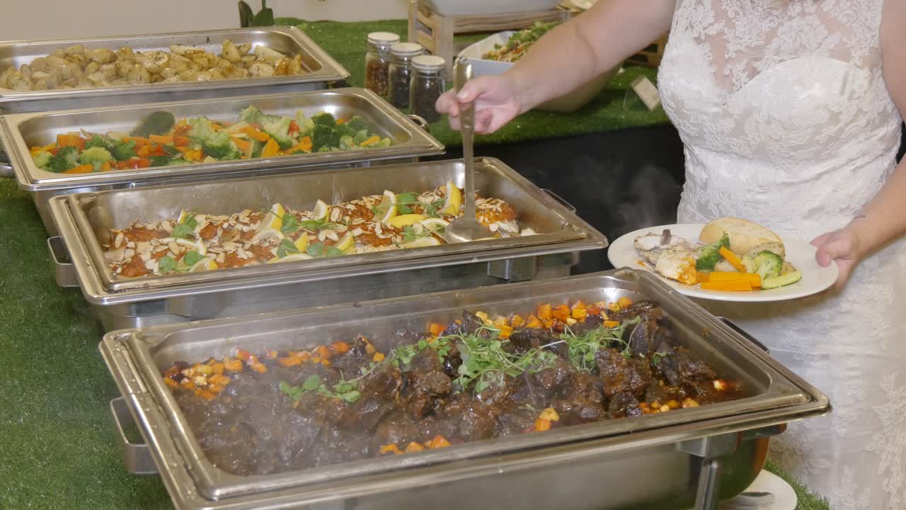 foto de comida deliciosa servida en una cena o recepción de bodas