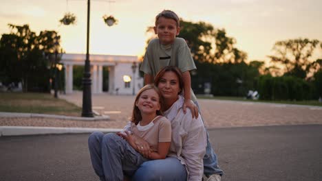 retrato de la familia al atardecer