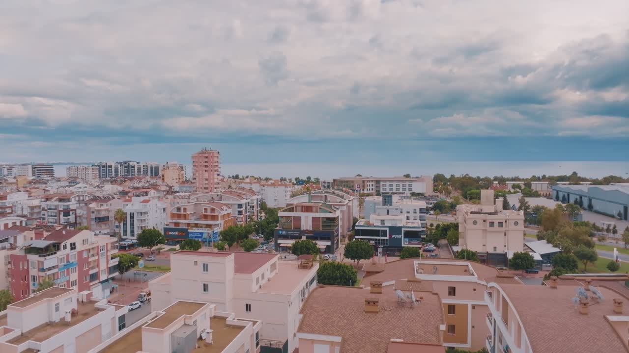 воздушный вид на прибрежный город