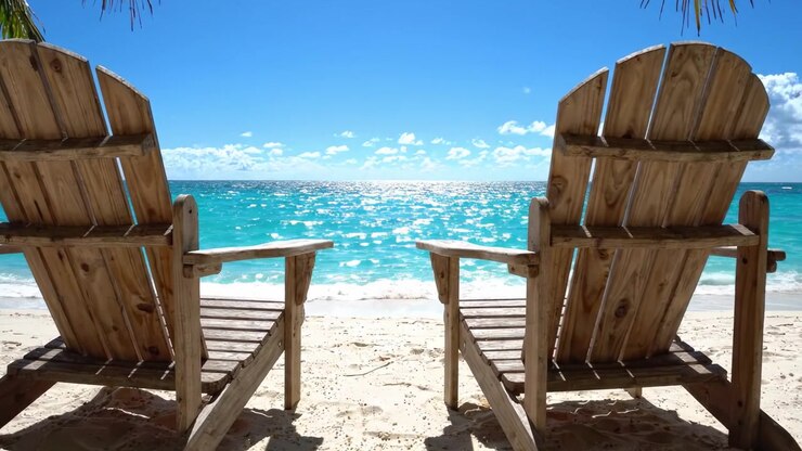 Een Serene Kustretraite: Twee Houten Stoelen met Uitzicht op een Rustige Oceaan onder een Helderblauwe Hemel, Perfect voor Ontspanning en het Genieten van de Schoonheid van de Natuur