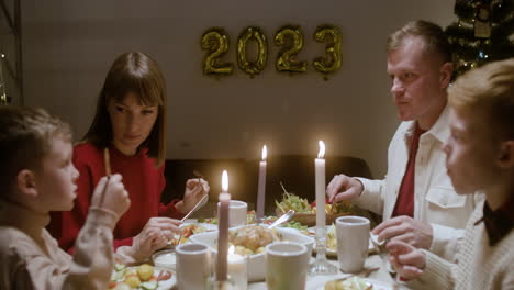 la cámara hace zoom en los números de oro de 2023.