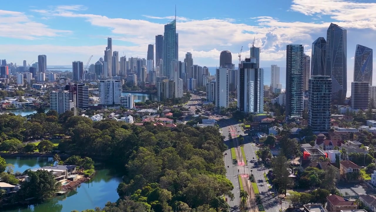 Ampia veduta aerea dei grattacieli della Gold Coast e del fiume Nerang sotto la piena luce del sole, Australia