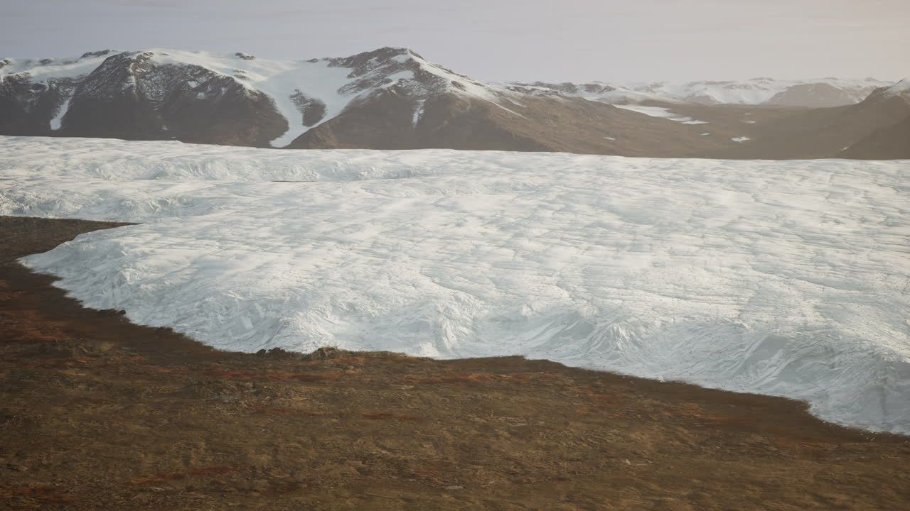 산맥 에 있는 거대한 빙하 의 공중 사진