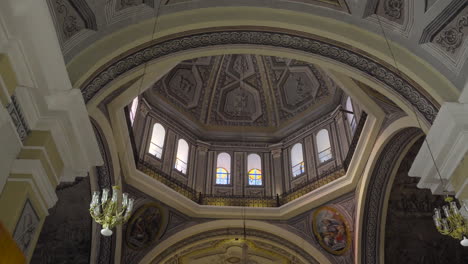 the photogenic interior of the basilica, paintwork on the walls and on the pilasters, the trompe l’oeil on the ceilings, cornices and over the arched windows succeed in imparting a vision of grandeur