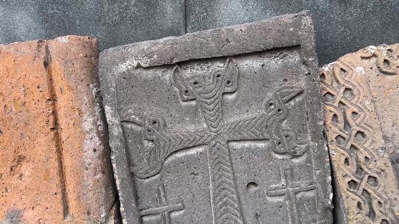 Dettaglio inciso di croce religiosa cristiana in chiesa, cattedrale, monastero armeno, Armenia, Yerevan. Muratura in pietra di tufo, ornamento della facciata, motivo, patrimonio storico, antico, medievale, sacro, lapide.