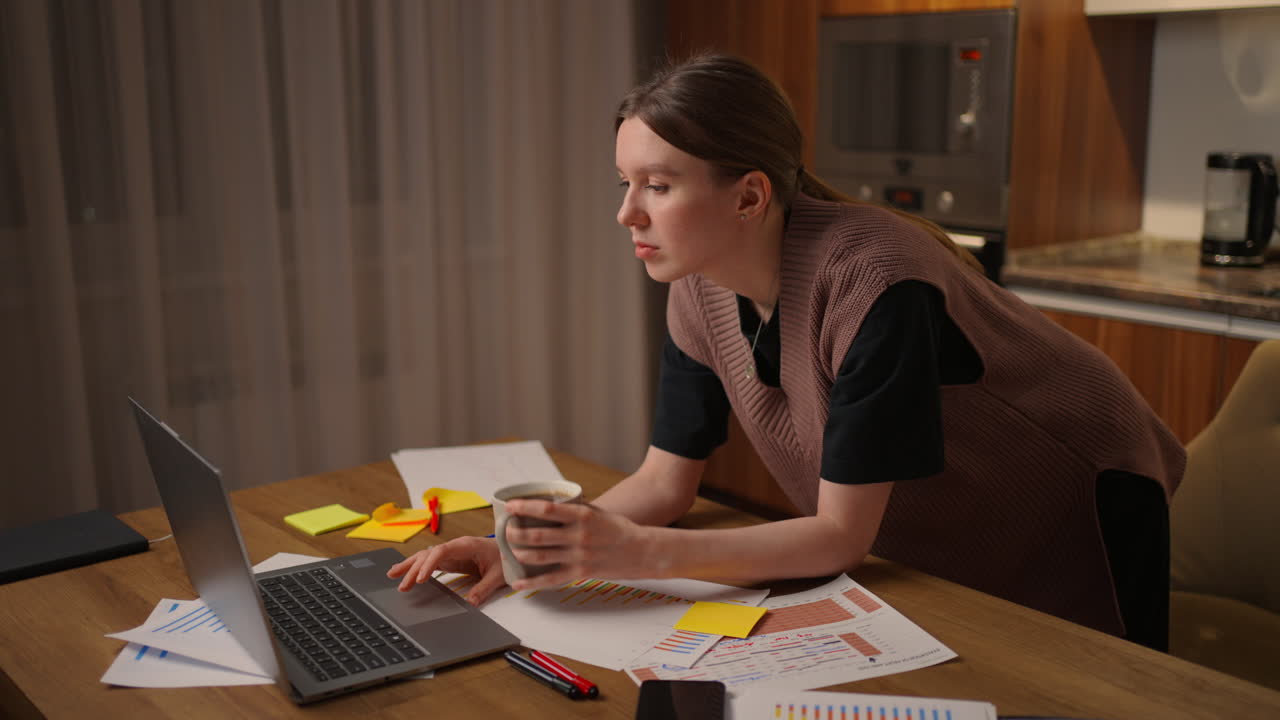 mujer de negocios que trabaja desde casa mujeres caucásicas que trabajan desde casa durante la crisis del coronavirus. distanciamiento social y distanciamiento físico. trabajando en la computadora en la oficina desde casa comunicándose