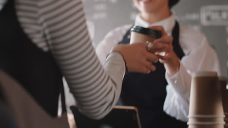 barista feliz mujer que sirve al cliente pagando con tarjeta de crédito pago sin contacto gastando dinero comprando café en una cafetería