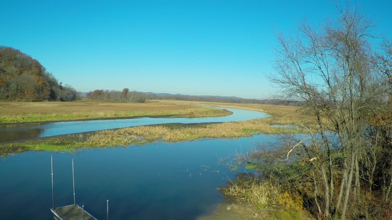 una buena vista aérea sobre un humedal o una región de estuarios a lo largo del río mississippi
