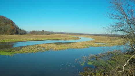 Una-Buena-Vista-Aérea-De-Una-Región-De-Humedales-O-Estuarios-A-Lo-Largo-Del-Río-Mississippi