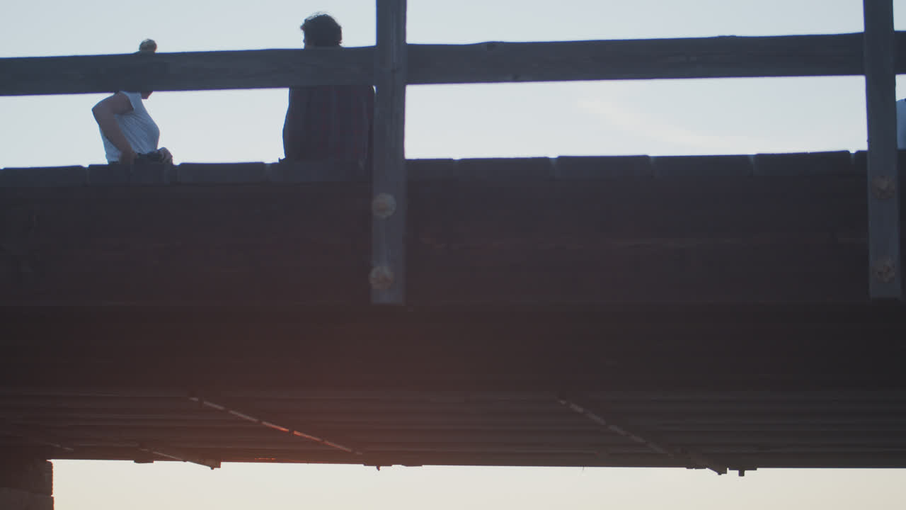 물개 해변 부두에 커플