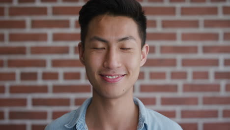 초상화 독립적인 젊은 아시아 남자가 미소 짓고 성공을 즐기며 행복하고 자신감 있는 남성 슬로우 모션