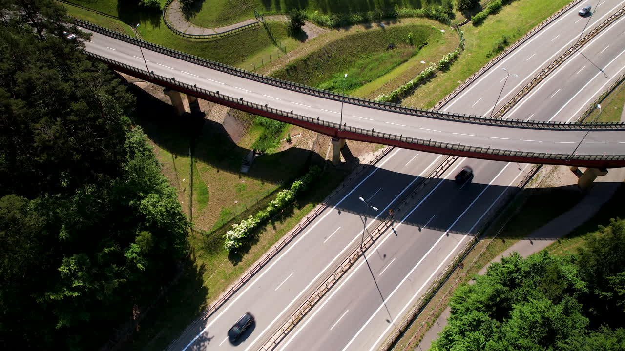 화창한 날 고속도로에서 운전하는 자동차와 트럭의 공중 조감도