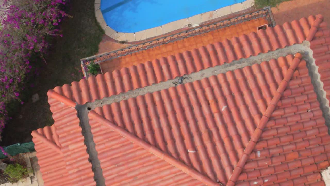 imágenes aéreas de un avión no tripulado 4k de un avión no tripulado dji mavic 2 perdido se estrelló en la parte superior de un edificio