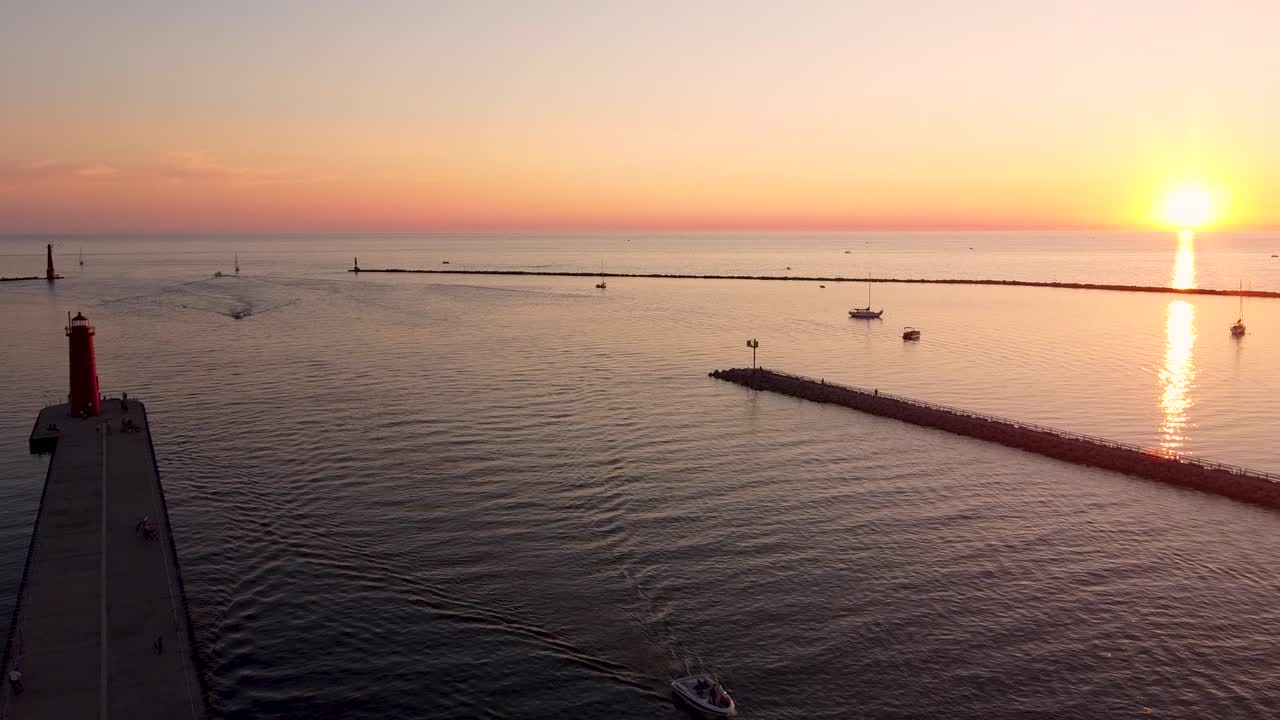 해가 미시간 호수로 넘어가는 해