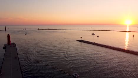 Puesta-De-Sol-Sobre-El-Canal-Hacia-El-Lago-Michigan