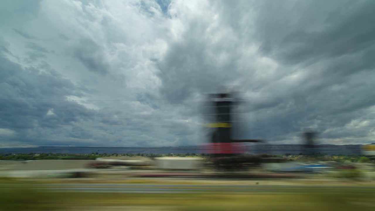 hiperlapso de grandes nubes del medio oeste tomadas desde un tren en movimiento