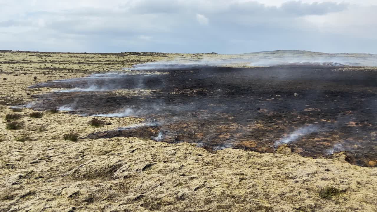 humo que se eleva desde el campo de lava después de una erupción volcánica activa