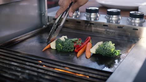 hornear verduras en una parrilla, sartén