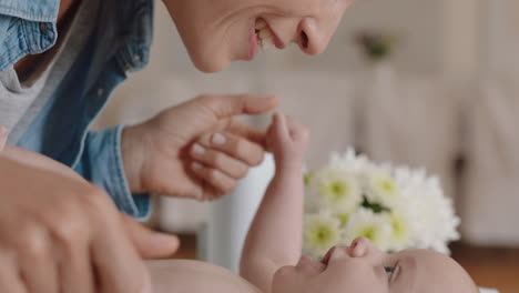 Madre-Feliz-Jugando-Con-El-Bebé-En-Casa-Madre-Amorosa-Cuidando-Al-Niño-Divirtiéndose-El-Vínculo-Entre-Padres-Y-Niños-Disfrutando-Del-Cuidado-Infantil-De-La-Maternidad