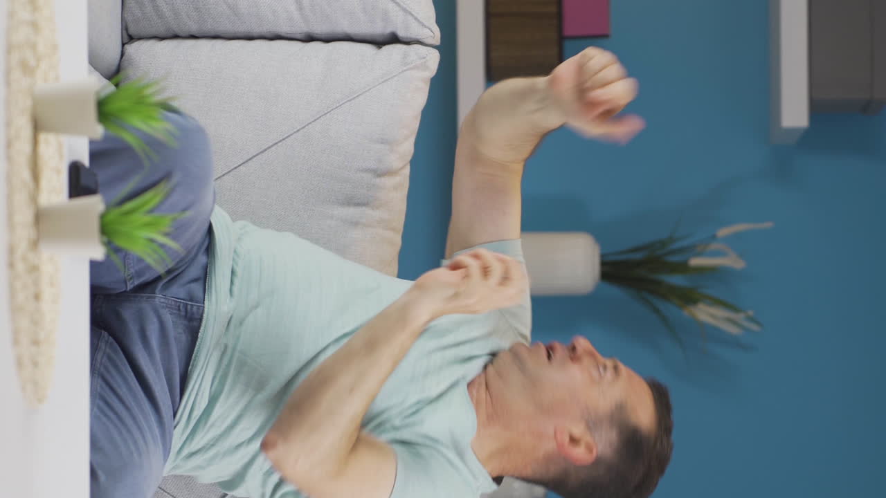 video vertical de un anciano paranoico mirando alrededor de su casa.