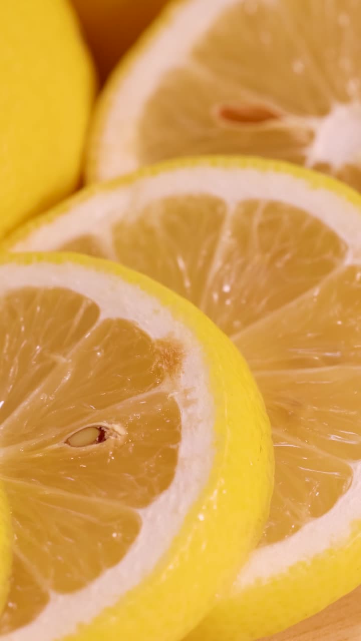 Limoni a fette con semi di melograno sparsi.
