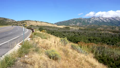 vista panorámica de las montañas rocosas y un camino sinuoso escuchar highland, utah en verano