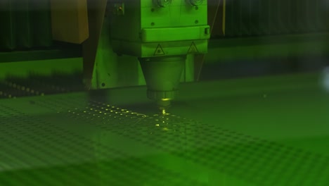 tecnología de procesamiento industrial de corte por láser de material de acero de chapa plana con chispas