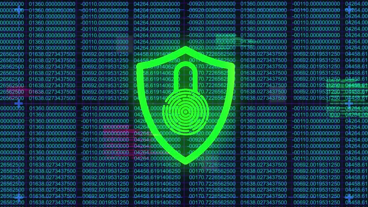 animazione di schermo digitale verde con elaborazione dei dati e scudo digitale con lucchetto