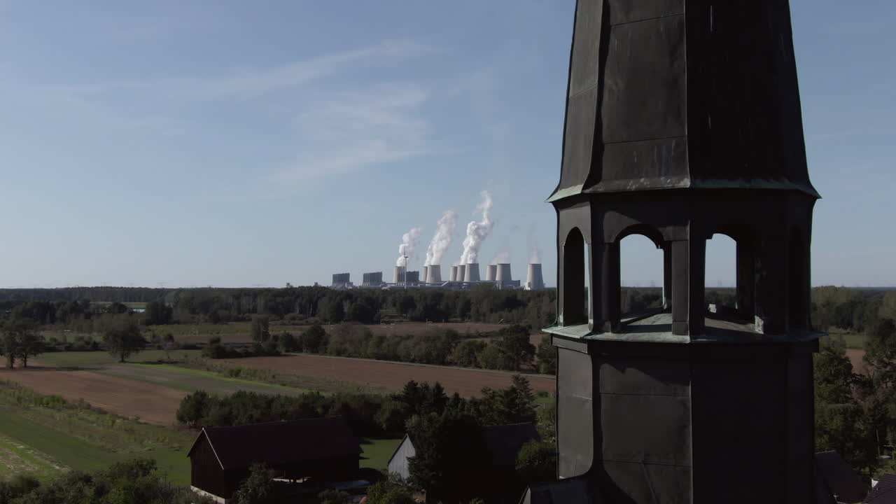 독일의 고 양식의 교회 탑은 시골 마을에서, 공중 도리  (zoom vertigo)