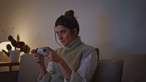controlador de juegos de chicas serias por la noche en casa de cerca. jugador disfrutando de un videojuego