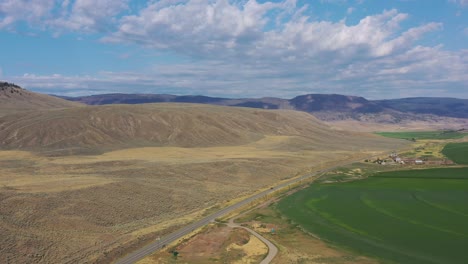 Oasis-En-El-árido:-Riego-De-Pivote-Central-Que-Revive-Las-Tierras-De-Cultivo-En-Las-Llanuras-Desérticas-Del-Valle-Del-Río-Thompson,-Cerca-De-Cache-Creek,-Columbia-Británica,-Canadá