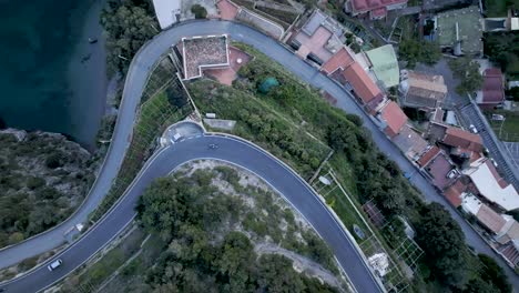 Justo-En-Las-Afueras-De-La-Curva-De-Salerno-Mirando-Hacia-Abajo-Antena