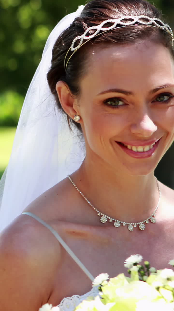 Sposa sorridente che cammina verso la fotocamera