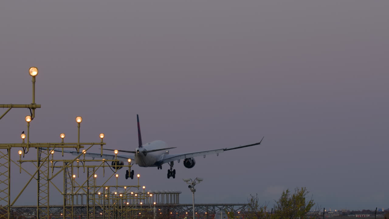 Atterraggio dell'aereo al crepuscolo