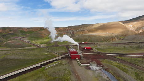 central geotérmica en el paisaje islandés, chimeneas de vapor en un valle