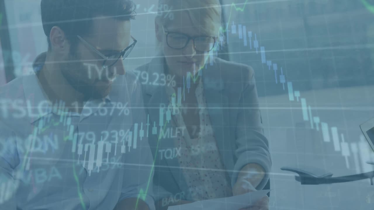 Animazione di elaborazione dati finanziari su diversi imprenditori e imprenditrici che discutono