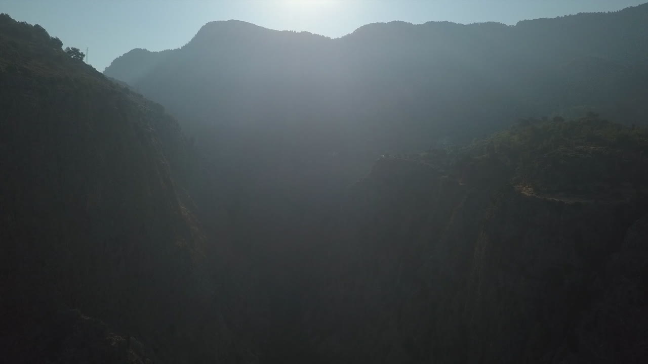 antena de naturaleza etérea en neblina brumosa en un valle profundo y empinado
