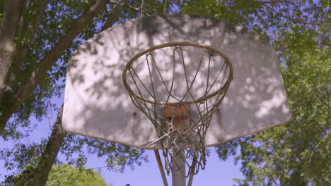 El-Aro-De-Baloncesto-Oxidado-Abandonado-No-Se-Utiliza-En-Un-Parque-Residencial