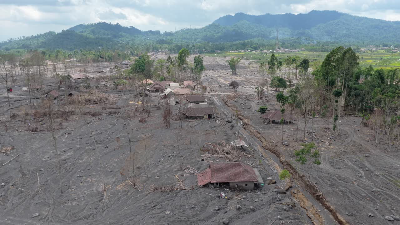 Vista aerea di un villaggio devastato dalla colata di fango (lahar) dall'eruzione del vulcano Semeru. Case e ambiente distrutti a Giava.