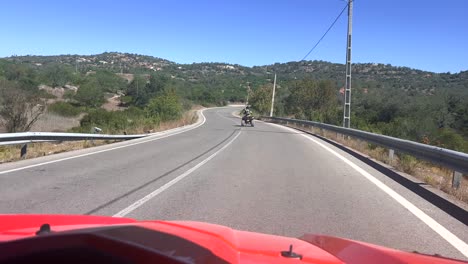 punto de vista de un hombre conduciendo un quadbike por la carretera de alburfeira