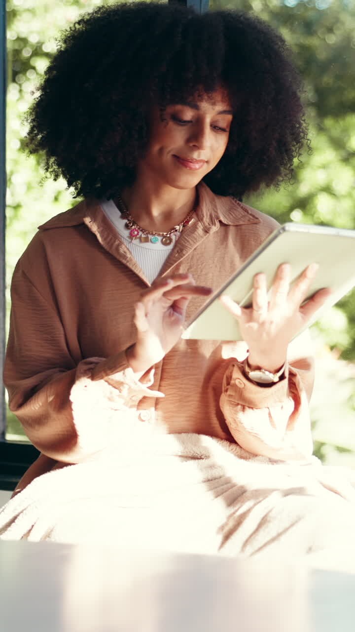 Donna che usa il tablet all'aperto