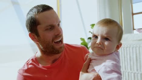 padre besando a su bebé 4k