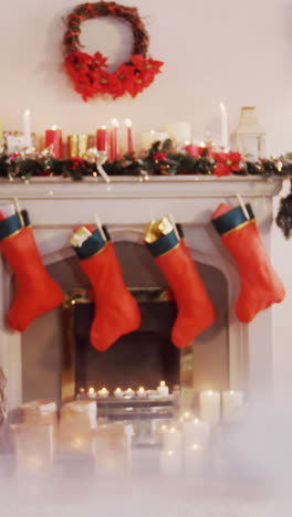 vista del árbol de navidad y la decoración desde la ventana
