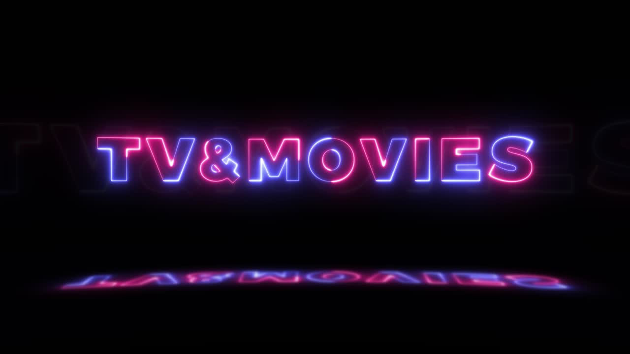 neón brillante palabra 'tv y películas' en un fondo negro con reflejos en un piso. signos de brillo de neón en gráfico de movimiento de bucle sin costuras