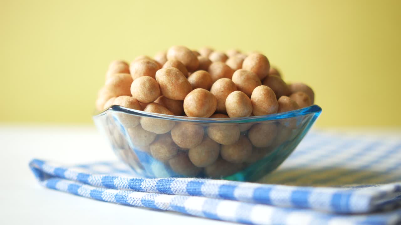 테이블 위 아래에 있는 그 ⁇ 에 있는 인도네시아 땅콩