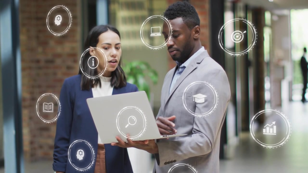 Twee professionals typen op laptoptoetsen en bladeren door ordner, creëren data-iconen voor zakelijk project