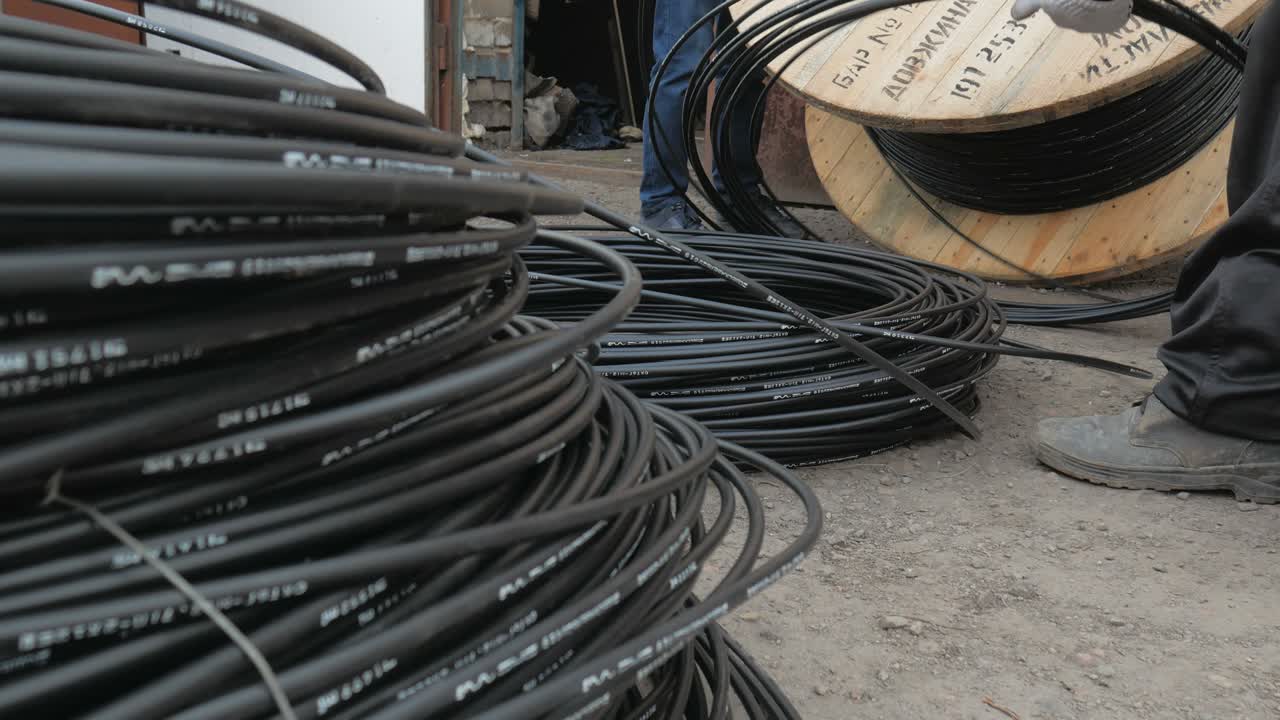 un primer plano. un cable de fibra óptica en un gran carrete de madera.
