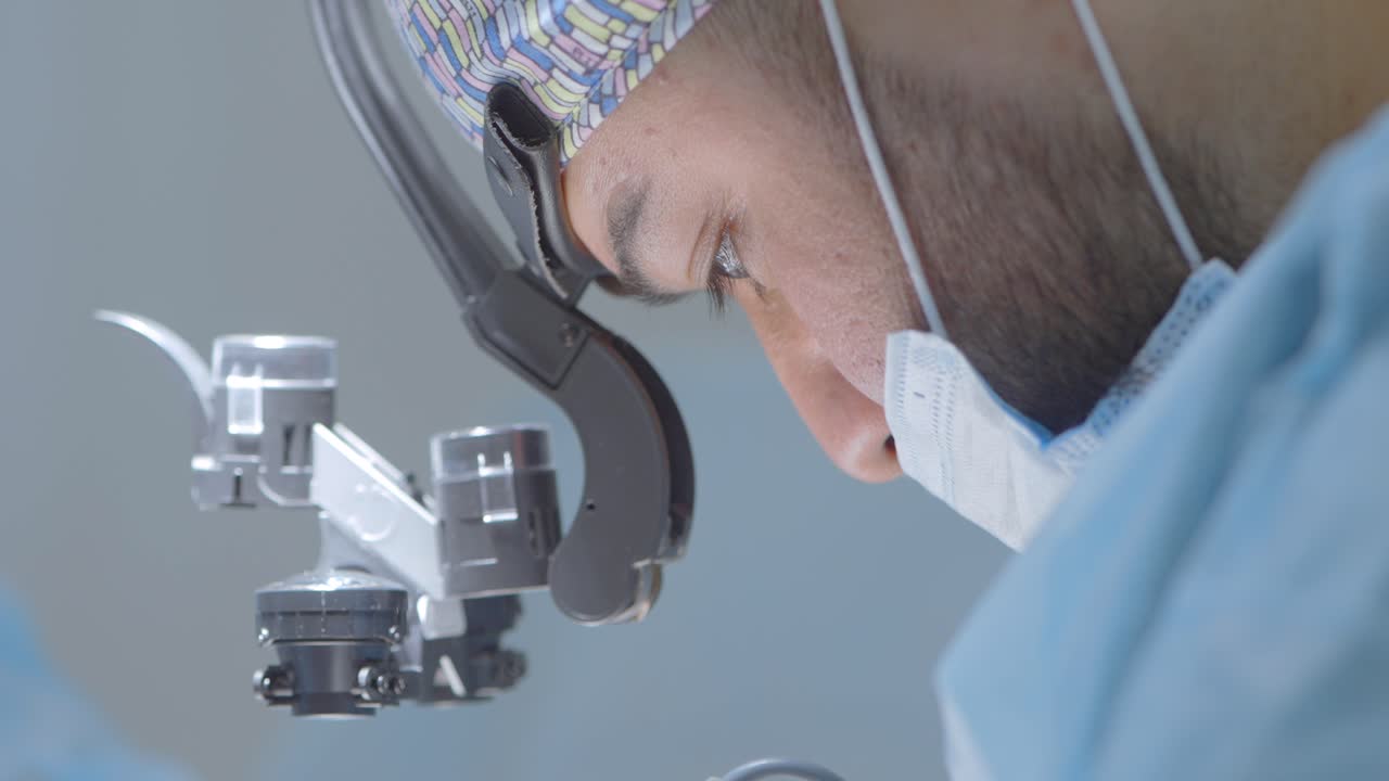 chirurgo che esegue un intervento chirurgico